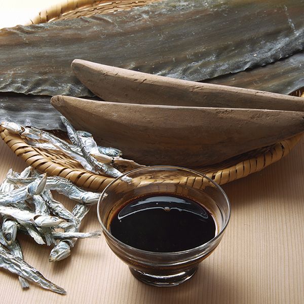 昆布をかつお節と煮干の出汁、醤油等で炊き詰めた、神宗オリジナルの煮汁です