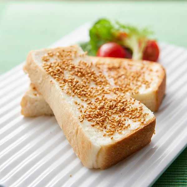 塩昆布煮汁の甘じょっぱさがやみつきになる、胡麻ふりかけのバタートースト