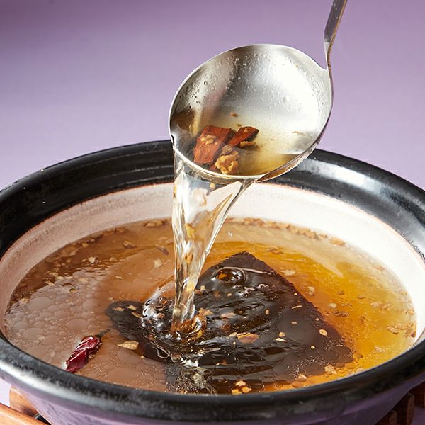 ナンプラーやお酢で味付けした基本の一番だしに、唐辛子と生姜を加え、レモングラスの爽やかな香りが、食欲をそそる「エスニック出汁」