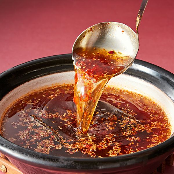 基本の一番だしに、にんにく醤油とみりん、生姜の特性つゆで味付け、香り高い日本の唐辛子と、甘み・うまみが特徴の風味が特徴の韓国唐辛子を加えて作る「辛にんにく出汁」