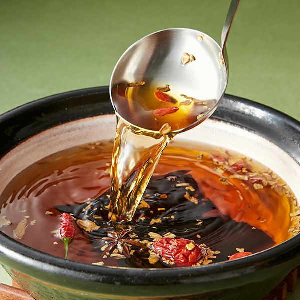 特性つゆで味付けした基本の一番だしに、なつめ、八角、クコの実などの和漢素材を加えて作る本格的「薬膳出汁」