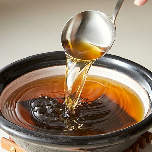 昆布とかつお節をふんだんに使い、うすくち醤油とみりんで味付けした、だしのおいしさを存分に楽しめる「一番出汁」