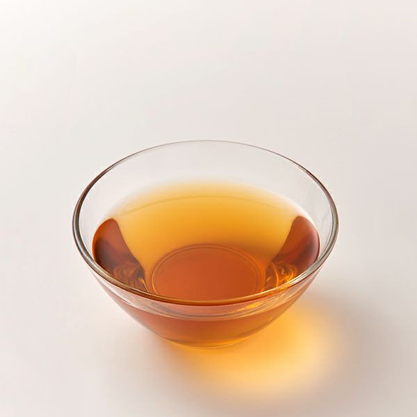 醸造酢、本みりん、日本酒、白醤油、唐辛子などの原材料に、天然利尻昆布を合わせて作った万能酢です。