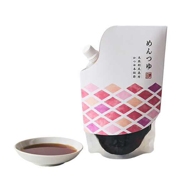 昆布やかつお節がそのまま入った、芳醇なだしの香りを楽しめるストレートタイプの「めんつゆ」