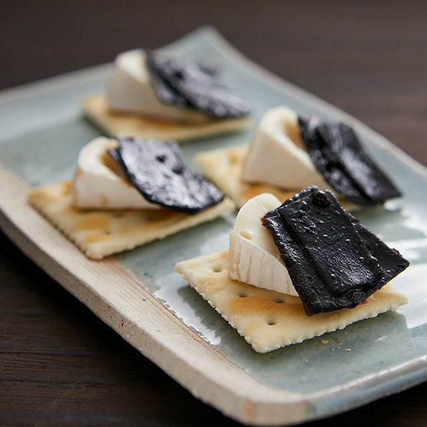 カマンベールチーズと塩昆布をクラッカーにのせて、簡単おつまみの完成